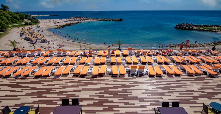 hotel in cap aurora Mera Onix - Terasa cu sezlonguri hotel in cap aurora Mera Onix - Terasa cu sezlonguri