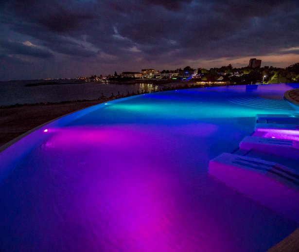 piscina infinity noapte la mera onix piscina infinity noapte la mera onix