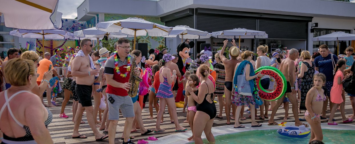 distractie pe plaja la party hawaiana la all inclusive litoral 10 distractie pe plaja la party hawaiana la all inclusive litoral 10