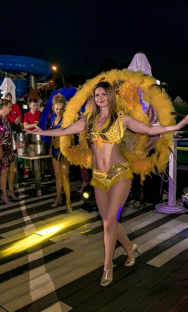 dansatori exotici la petrecere la mare dansatori exotici la petrecere la mare