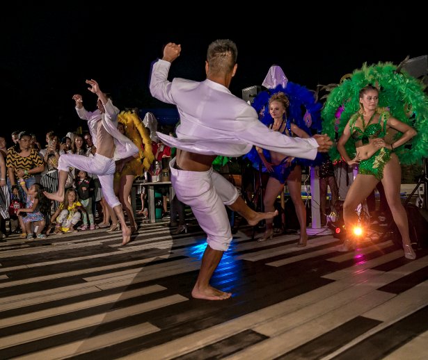 spectacol la mera spectacol la mera