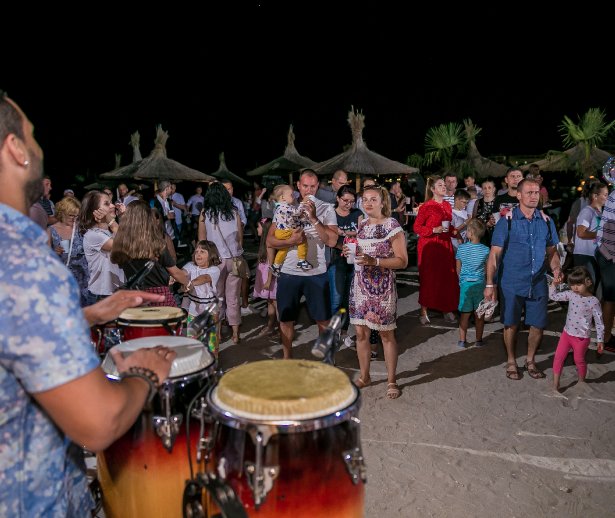 trupa party pe plaja mera onix  trupa party pe plaja mera onix