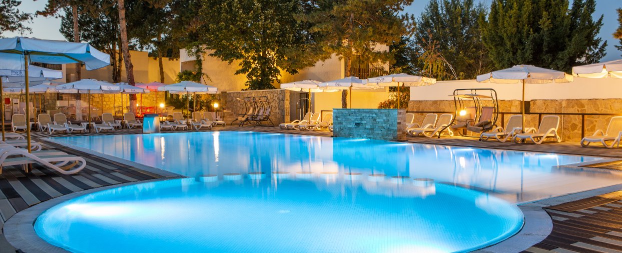 piscina noaptea la vilele mera resort din sudul litoralului piscina noaptea la vilele mera resort din sudul litoralului