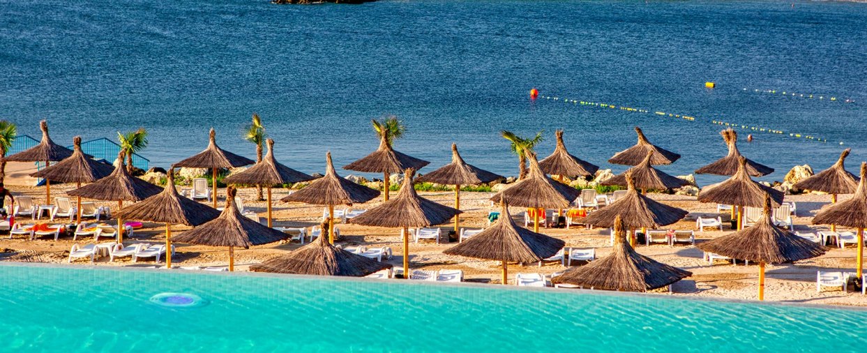 piscina infinity pentru vacanta la mare toamna la mera piscina infinity pentru vacanta la mare toamna la mera