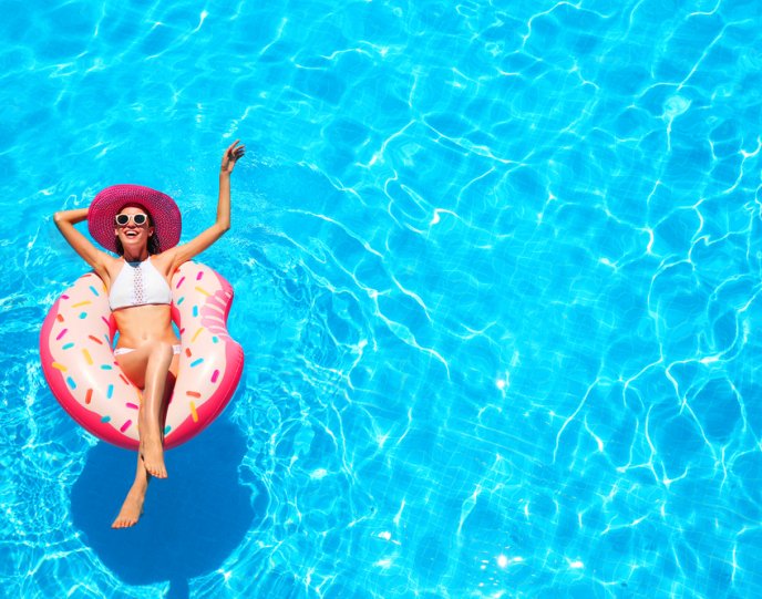 femeie-cu-colac-in-piscina femeie-cu-colac-in-piscina