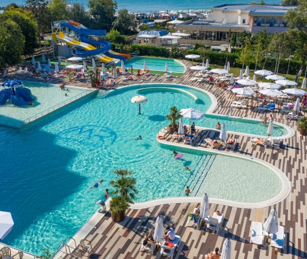 piscinaadultimeraresortvenu piscinaadultimeraresortvenu