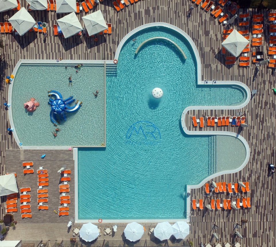 Piscina pe litoralul romanesc - Mera Resort Piscina pe litoralul romanesc - Mera Resort