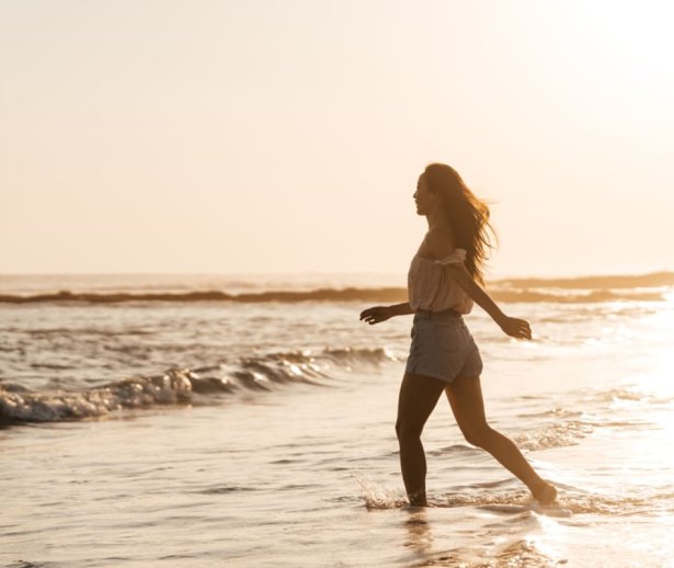 femeieinpantaloniscurtisibluzapeplaj femeieinpantaloniscurtisibluzapeplaj