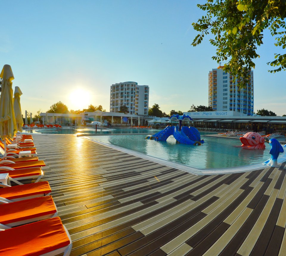Relaxare la piscine si plaje - Mera Resort