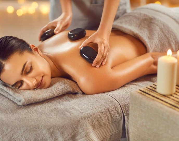 opersoanacareprimesteunmasajcupietrecalde opersoanacareprimesteunmasajcupietrecalde