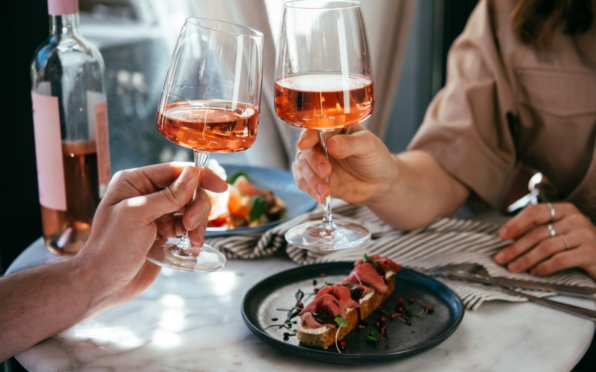 Cum să organizezi o degustare de vinuri pe litoral? Cum să organizezi o degustare de vinuri pe litoral?