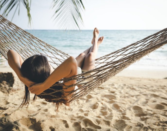 femeiecareserelaxeazaintrunhamacpeplaj
