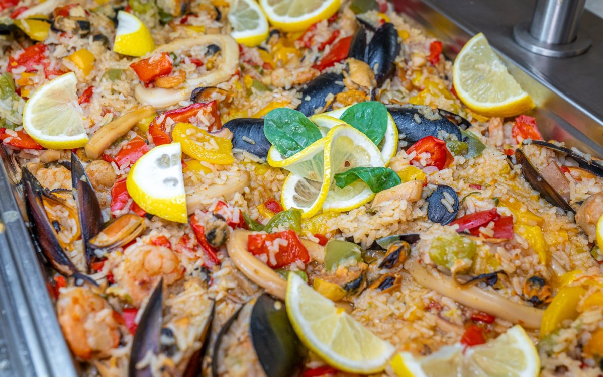 Paella cu fructe de mare: preparatul perfect în vacanță