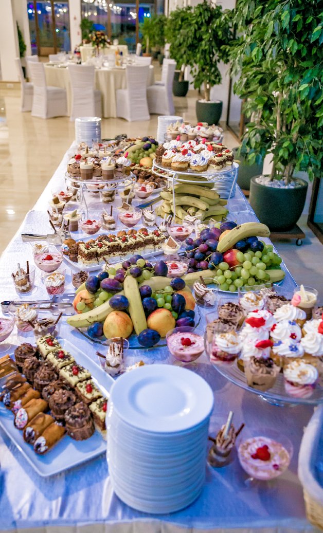 Evenimente private - platou de fructe si prajituri Evenimente private - platou de fructe si prajituri