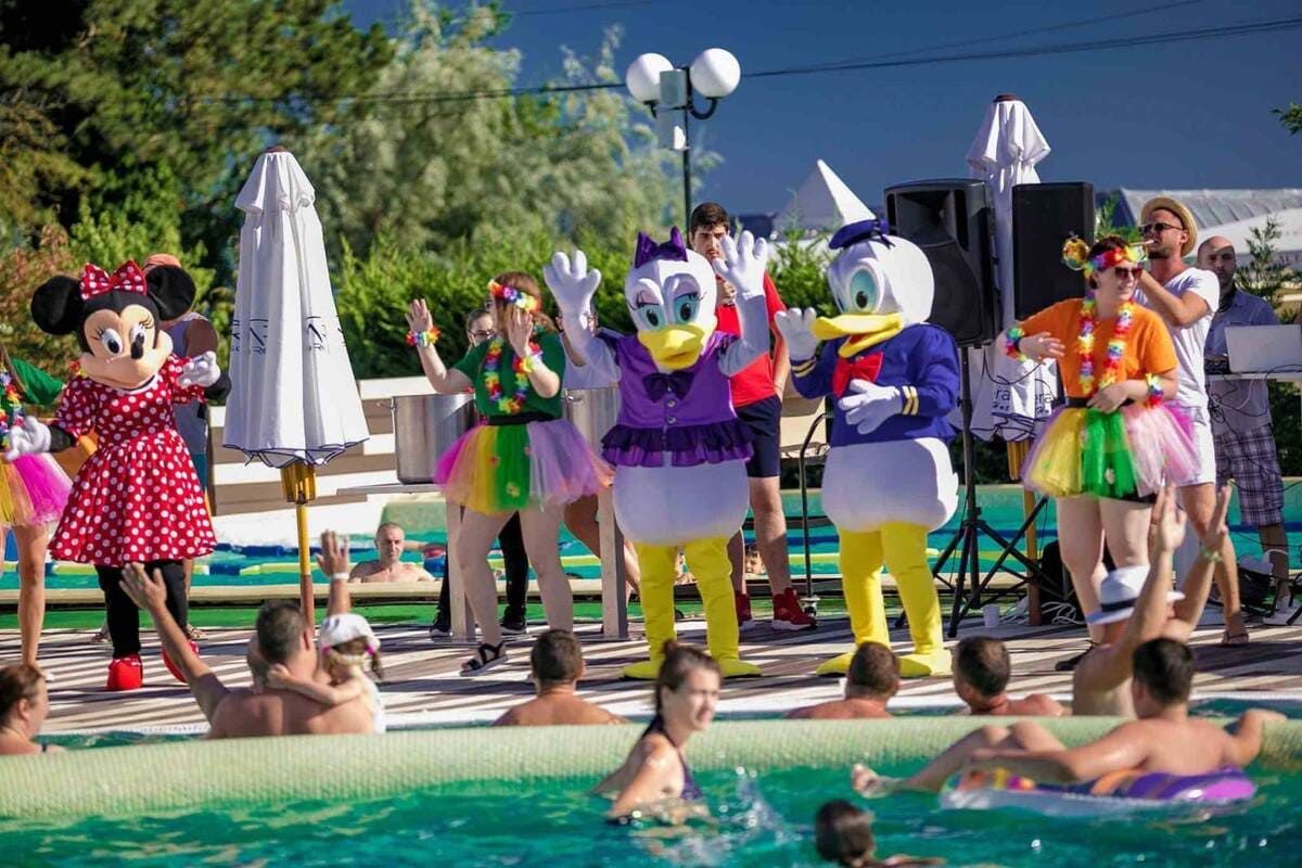 animatie pentru copii langa piscina in locatiile Mera Hotels