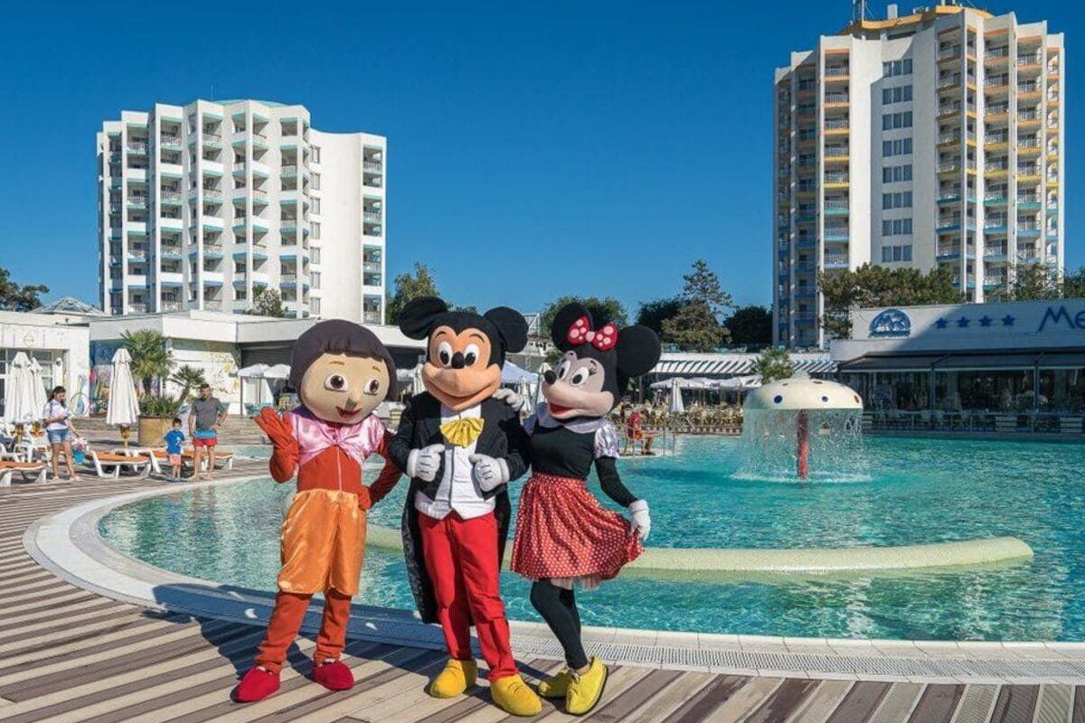animatori pentru copii langa piscina de la Mera Hotels
