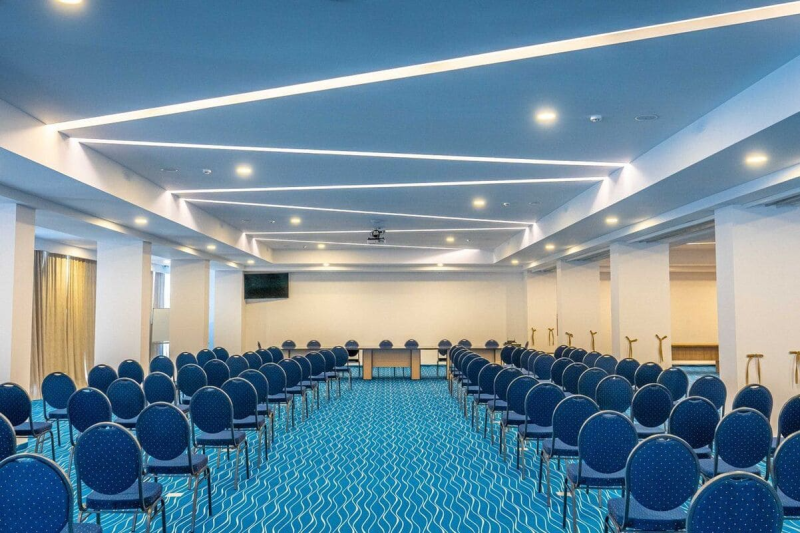  sala de conferinte moderna in cadrul Mera Hotels
