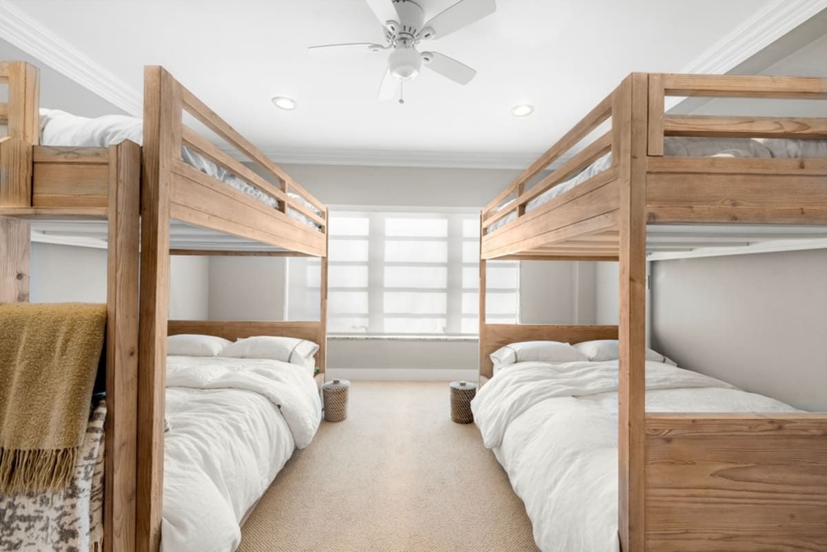 camera hostel cu paturi suprapuse