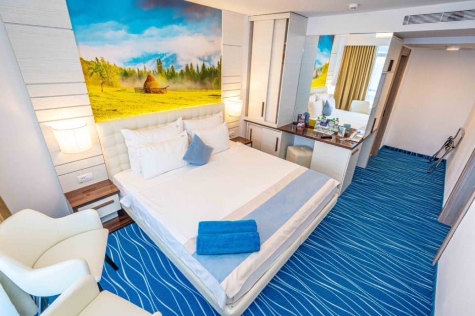 Camera cu pat dublu, Mera Hotels