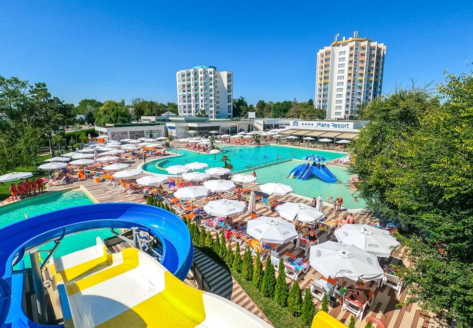 De ce să alegi un hotel cu piscină pentru sejurul la mare?