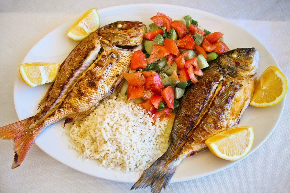 Dorada cu orez, salata de legume si lamaie