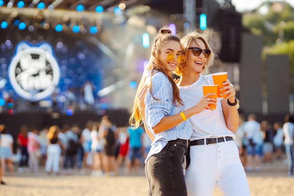doua fete la un festival de muzica
