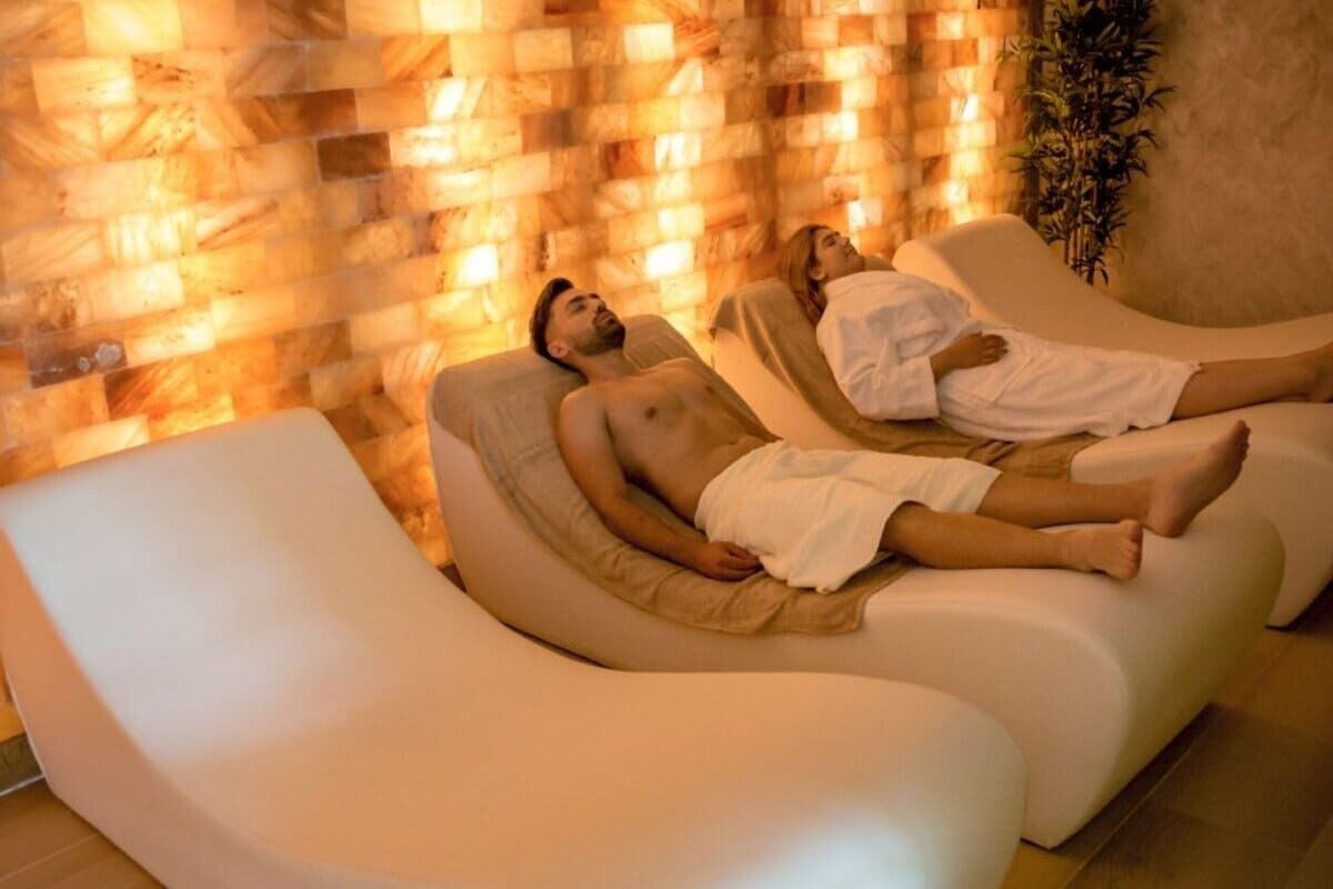 persoane care se relaxeaza in salina la Mera Resort