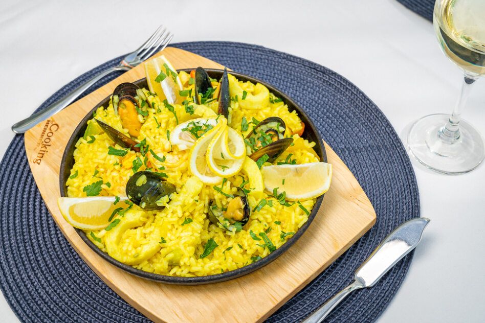 Paella cu fructe de mare