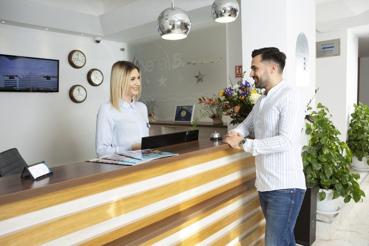 turist-receptie-caza-la-mare